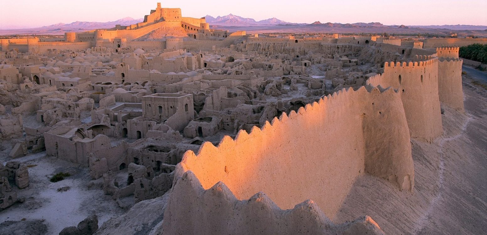 ارگ بم: راز پایداری معماری خشتی در قلب کویر