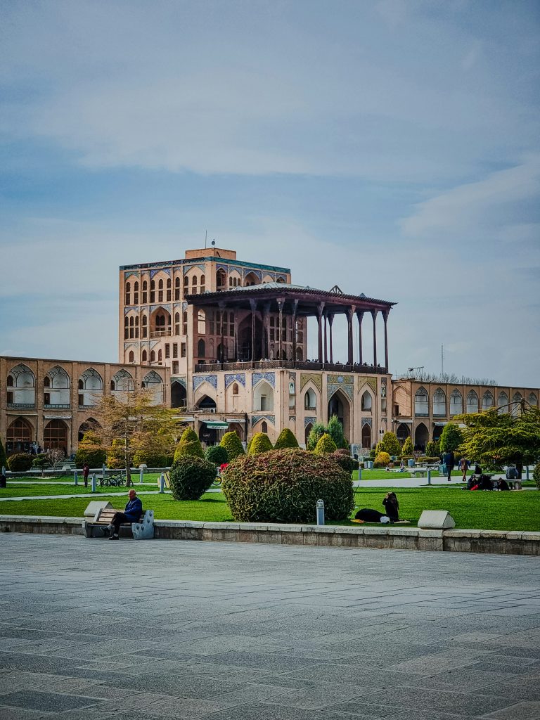 خرید آجر نسوز در اصفهان | بهترین انتخاب برای نمای ساختمان در اقلیم خشک و گرم مرکزی ایران