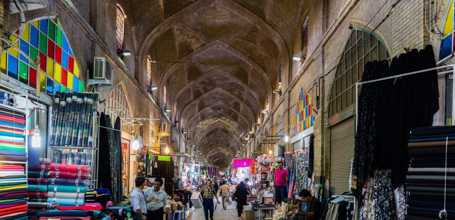 بازار وکیل شیراز؛ سفری به قلب تاریخ، عطر ادویه و هنر ایرانی!