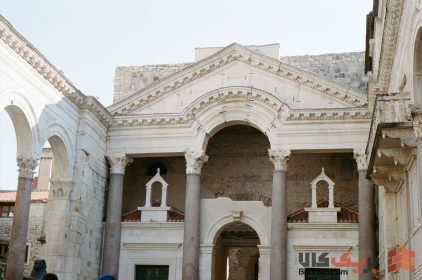 نمای رومی ساختمان چیست و چه ویژگی‌هایی آن را متمایز می‌کند؟