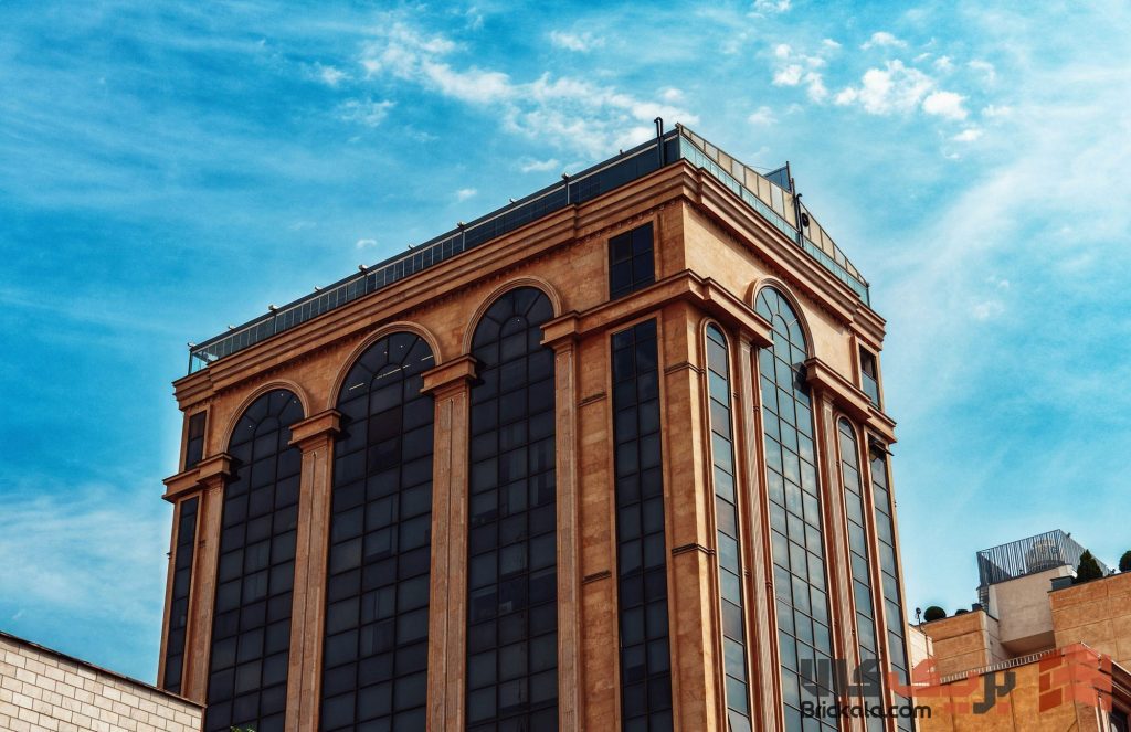 نورپردازی در نمای ساختمان تجاری