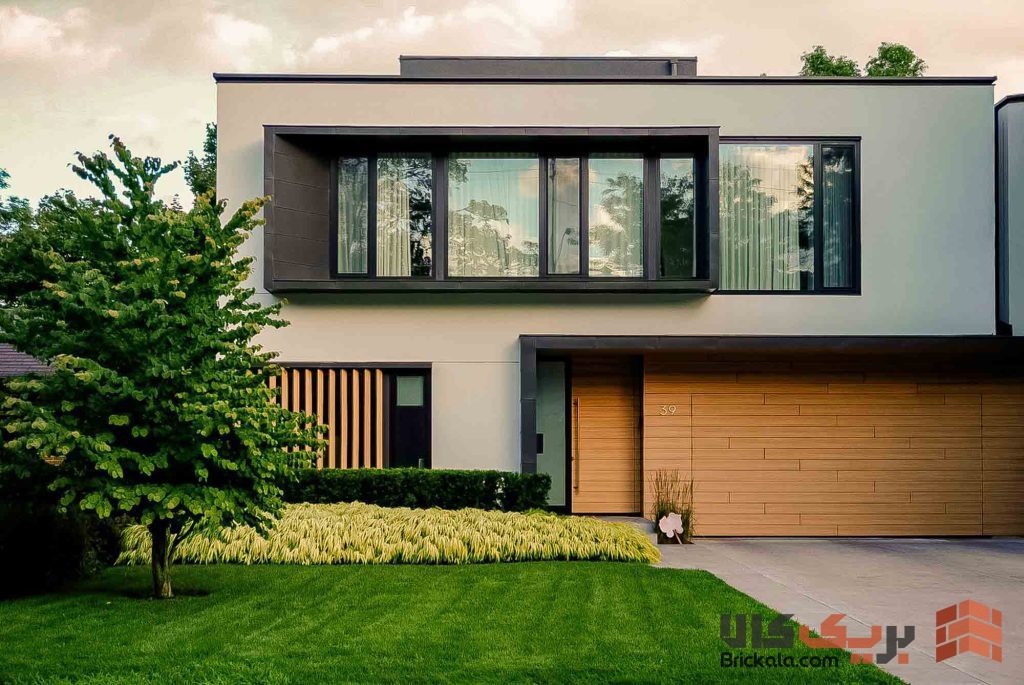 ترکیب سنگ و پنجره‌های بزرگ در نمای ویلا