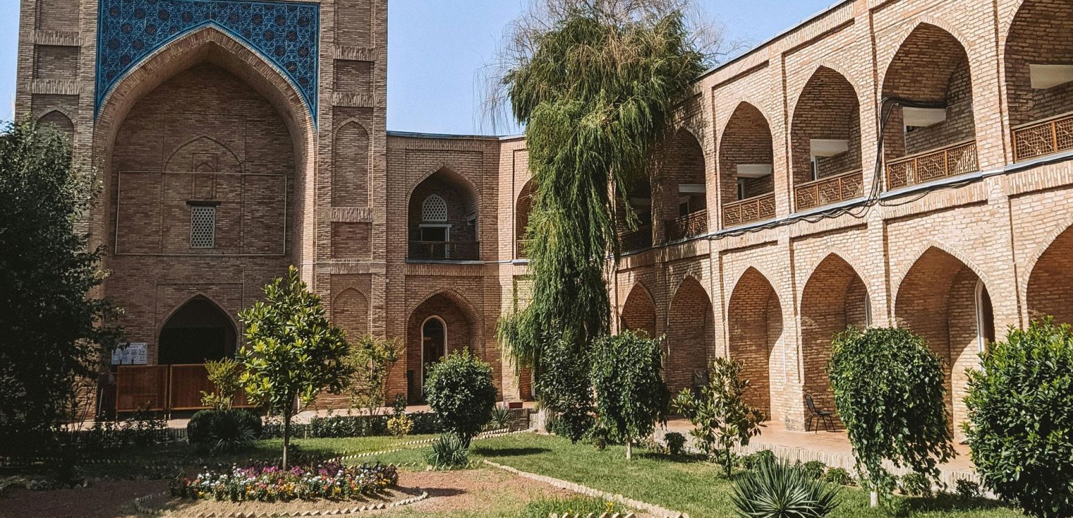 نمای ساختمان با حیاط مرکزی؛ ترکیب زیبایی، کارایی و سنت در معماری مدرن