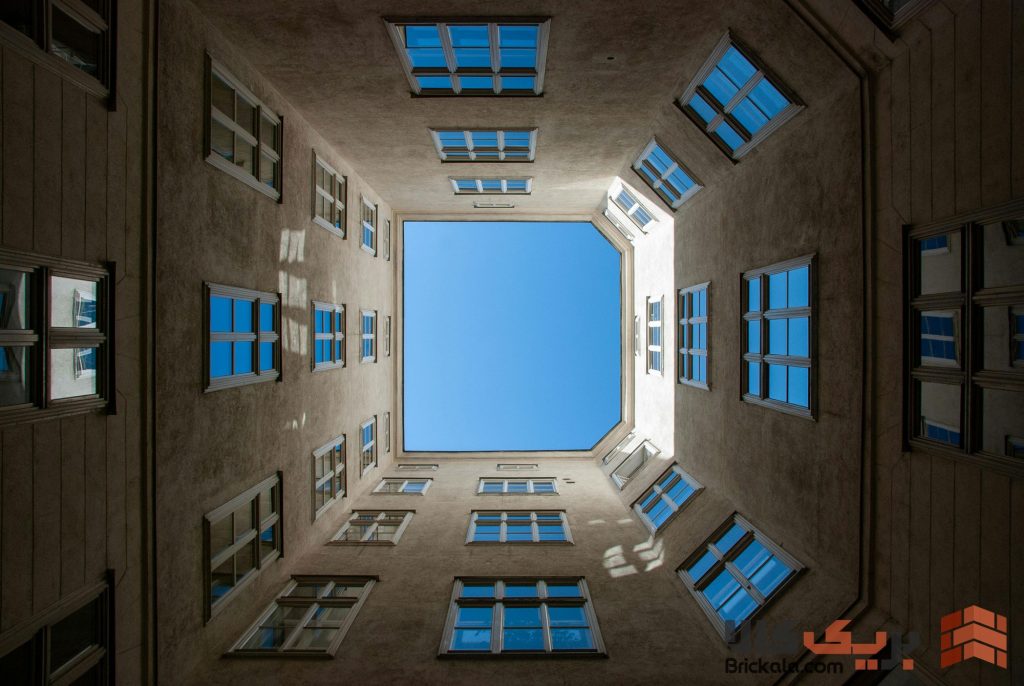 نقش نور در زیبایی نمای ساختمان با حیاط مرکزی