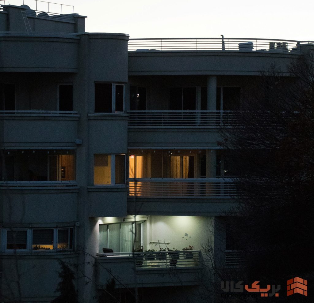نمای ساختمان ساده و شیک با نورپردازی شب