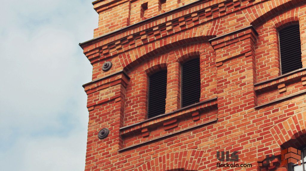 اهمیت مقاومت شیمیایی در مصالح ساختمانی - brick building with sky background چرا مقاومت شیمیایی در آجر مهم است؟