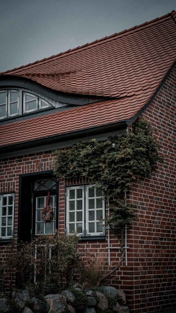 انواع آجر نسوز نما: راهنمای جامع انتخاب بهترین آجر نما برای ساختمانهای مدرن - pexels eiad ismaeel 125804712 34130994 انواع آجر نسوز نما: راهنمای جامع انتخاب بهترین آجر نما برای ساختمانهای مدرن