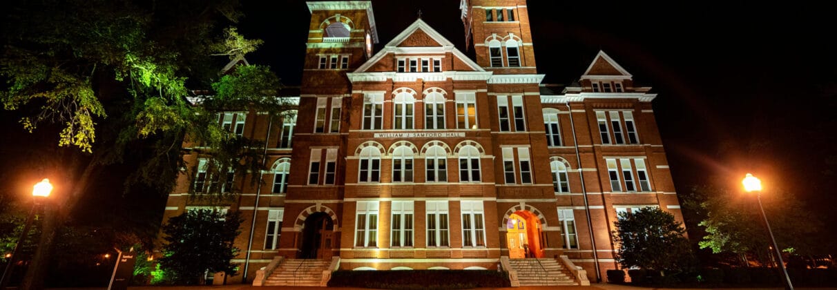 تکنیک‌های نورپردازی نمای ساختمان با آجر نسوز: راهنمای جامع طراحی نور در معماری معاصر