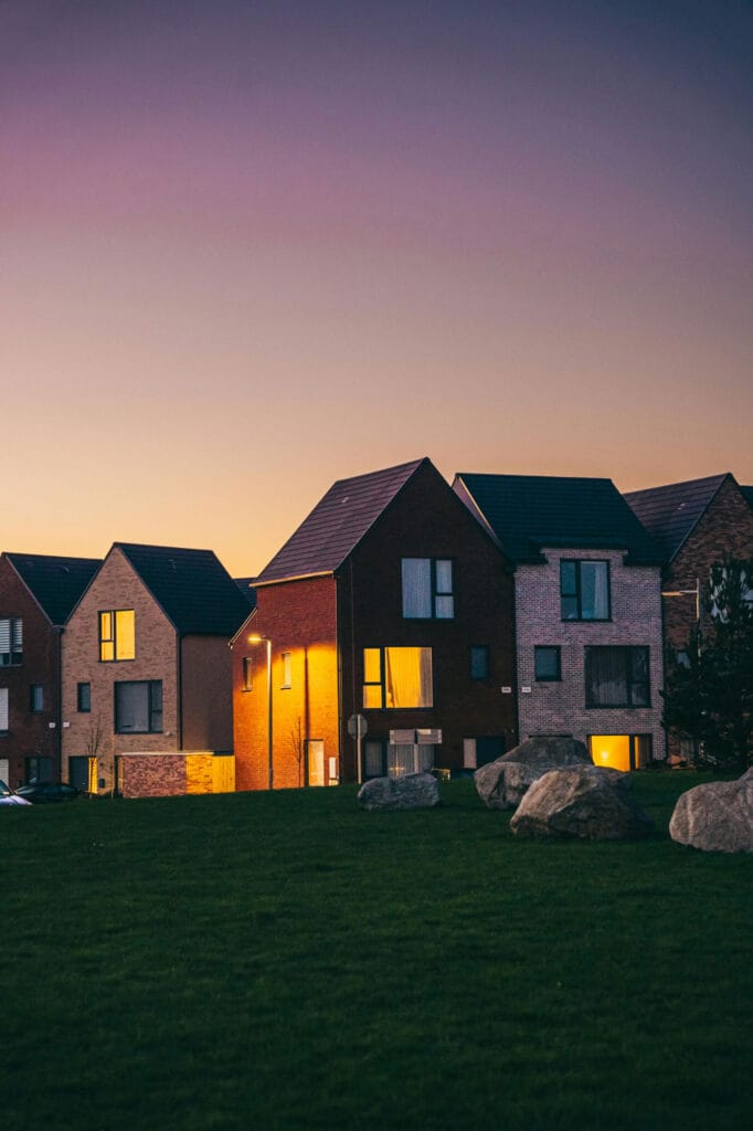 تکنیک‌های نورپردازی نمای ساختمان با آجر نسوز: راهنمای جامع طراحی نور در معماری معاصر