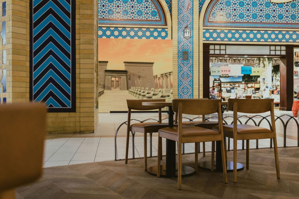 رنگ‌ها و نورپردازی در دکوراسیون رستوران سنتی