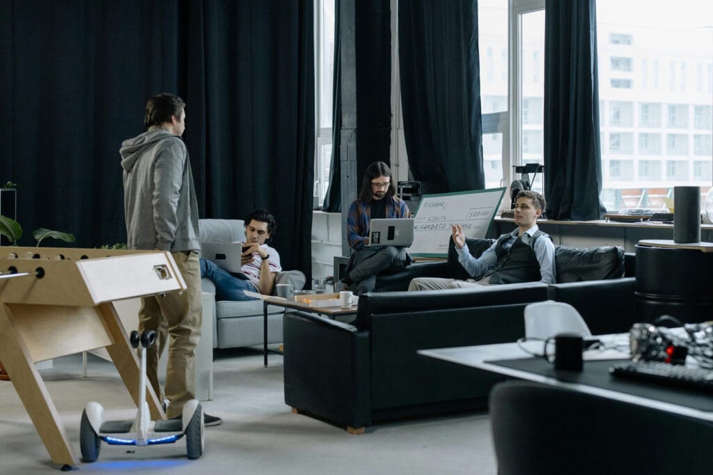 دکور اداری حرفهای چطور به برندینگ شرکت شما کمک میکند؟ - pexels cottonbro 6805154 انواع سبکهای دکور اداری