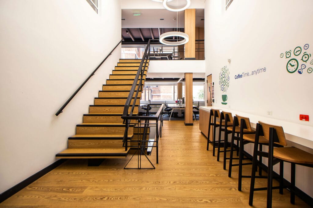 دکور اداری حرفهای چطور به برندینگ شرکت شما کمک میکند؟ - pexels fotografiagmazg 8476467 نورپردازی و تأثیر آن بر دکور اداری