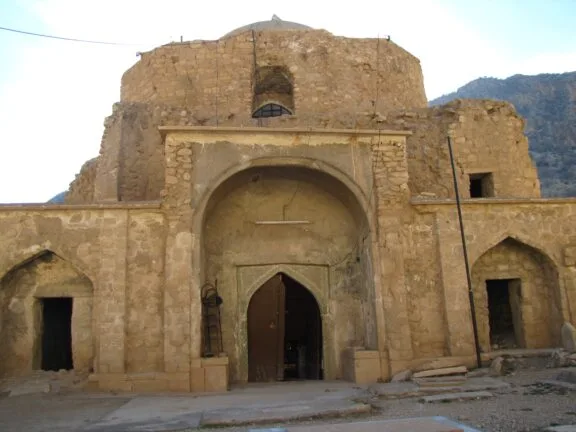 کاخ اردشیر بابکان: جایی که تاریخ و هنر در هم آمیختند - ardeshir babakan palace 1 کاخ اردشیر بابکان: چگونه این شاهکار ساسانی معماری جهان را متحول کرد؟
