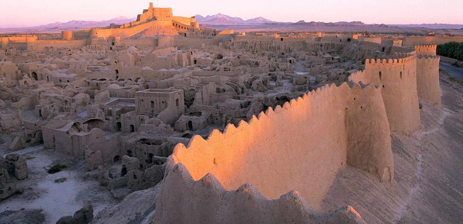 ارگ بم: راز پایداری معماری خشتی در قلب کویر