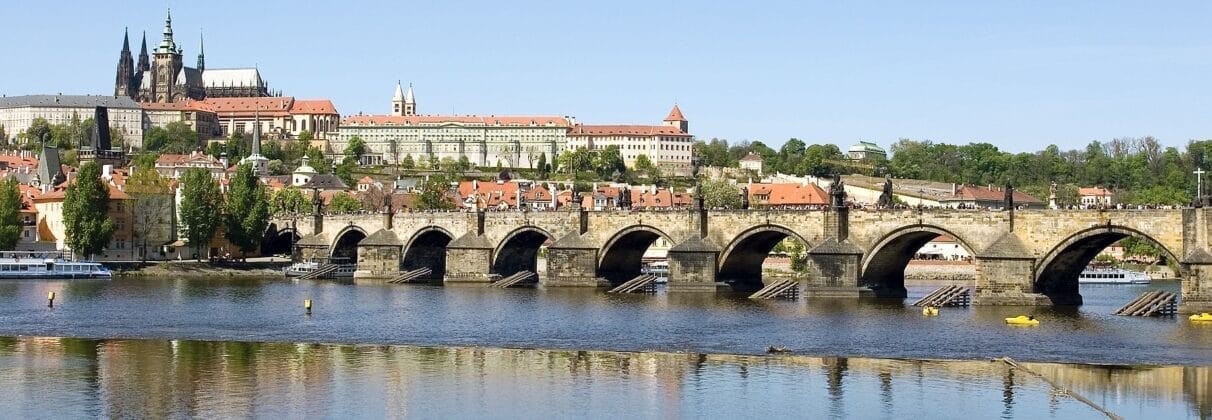 تحلیل پل چارلز: شاهکار مهندسی قرون وسطی در پراگ
