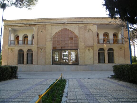 تحلیل معماری باغ دلگشا: بازتاب هویت ایرانی در طراحی معاصر - 2880px Delgosha Garden 27 تحلیل معماری باغ دلگشا: بازتاب هویت ایرانی در طراحی معاصر