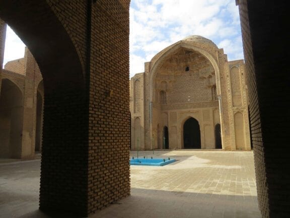راهنمای خرید پودر بندکشی در ورامین + نکات فنی، قیمت و برندهای پیشنهادی - 2880px Varamin Grand Mosque Interior Courtyard راهنمای خرید پودر بندکشی در ورامین + نکات فنی، قیمت و برندهای پیشنهادی