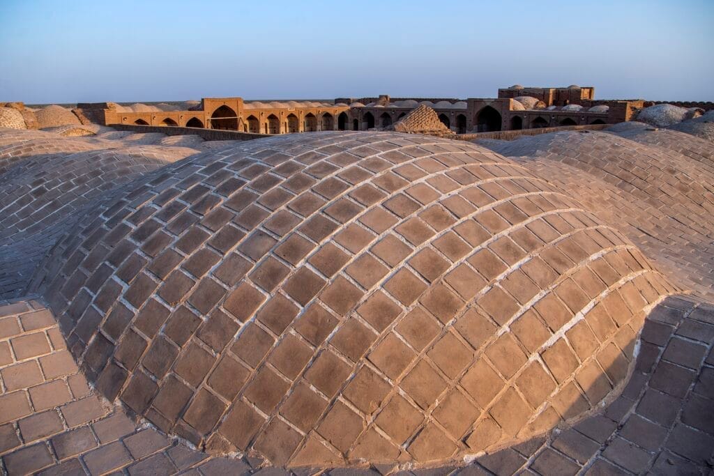 بام کاروانسرای دیر گچین واقع در استان قم، هنر معماری دوره ساسانی - ساسانیان؛ شکوه یک امپراتوری باستانی و میراث ماندگار در معماری ایران