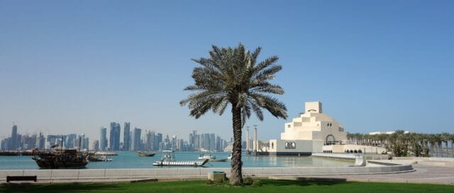 چگونه موزه هنر اسلامی دوحه تاریخ معماری را بازتعریف کرد؟ - 3840px Doha skyline museum چگونه موزه هنر اسلامی دوحه تاریخ معماری را بازتعریف کرد؟