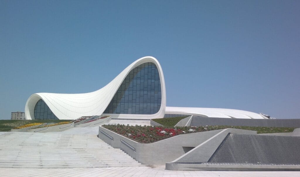 طراحی جدید در معماری: تحولی نوین در هنر ساخت و ساز - Heydar Aliyev Cultural Center طراحی جدید در معماری: تحولی نوین در هنر ساخت و ساز