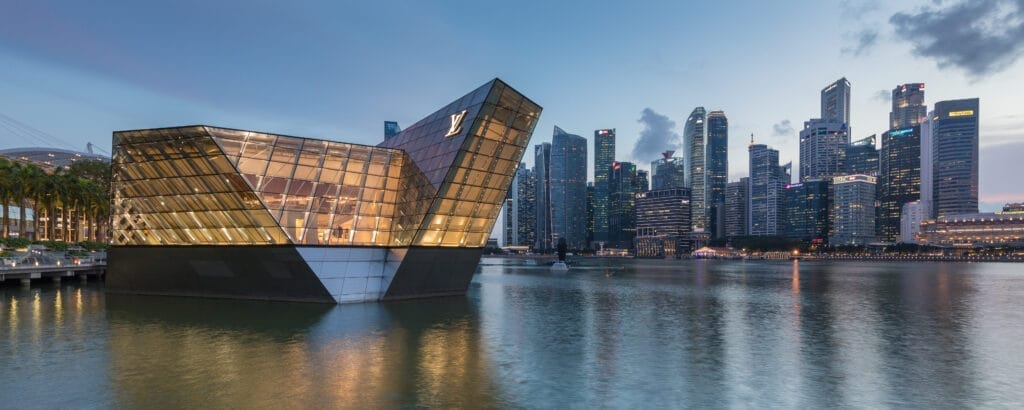 طراحی جدید در معماری: تحولی نوین در هنر ساخت و ساز - Lighted polyhedral building Louis Vuitton in Singapore طراحی جدید در معماری: تحولی نوین در هنر ساخت و ساز