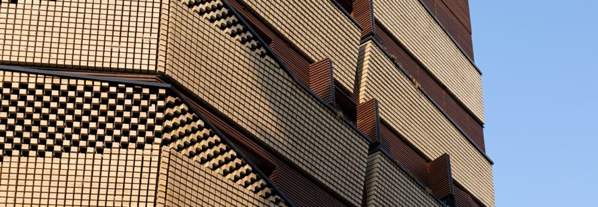 تضاد رنگی در نمای آجری دزفول