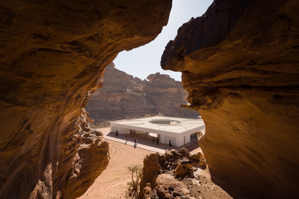 10مرکز گردشگری با ارزش معماری : سفری به زیبایی و تاریخ - desert x alula 2024 visitor centre kwtudio 2 مرکز بازدیدکنندگان دزرت ایکس العلا ۲۰۲۴