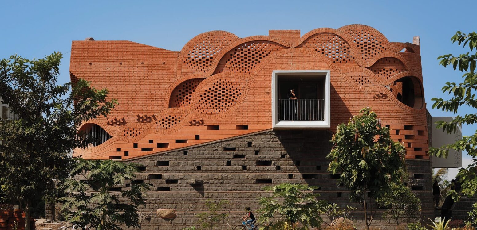 معماری خانه گدی : وقتی آجر ها نرم و موج دار میشوند! - gadi house designed by pma madhushala in maharashtra india gadi house by pma madhushala stirworld 221028034625 خانه گدی