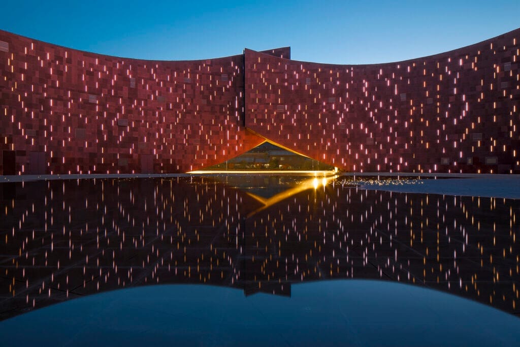 مرکز بازدیدکنندگان کوه مایجی: طراحی حلقوی که فرهنگ و طبیعت را در آغوش گرفت!