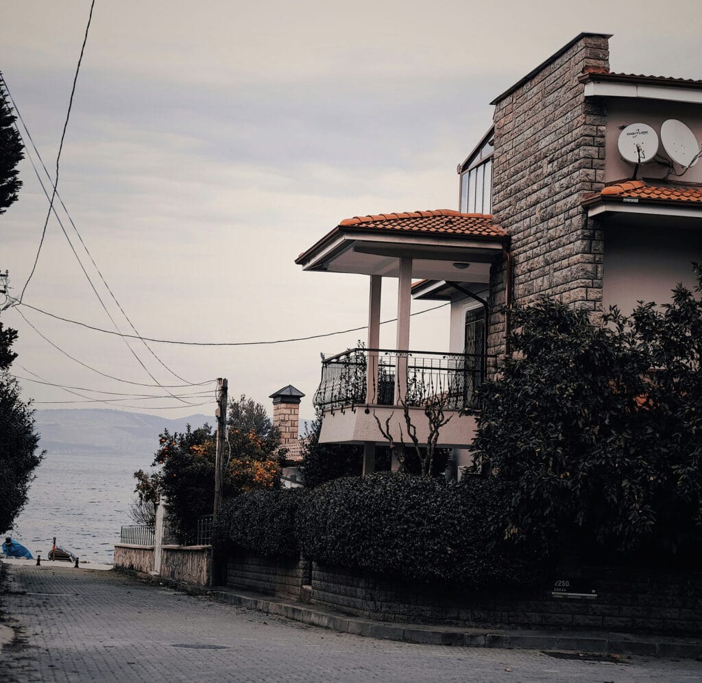 بررسی متریال‌های پرکاربرد در نمای ساختمان دو طبقه