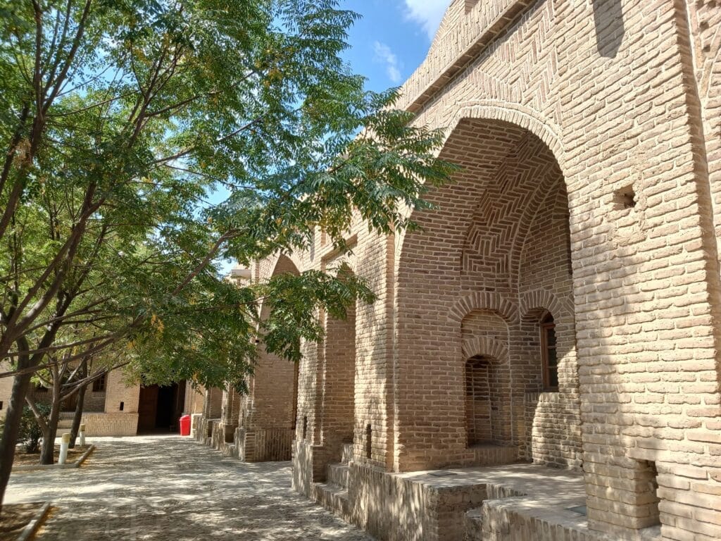 خرید آجر نسوز در رباط کریم | انتخابی هوشمندانه برای نمایی ماندگار در حومه تهران