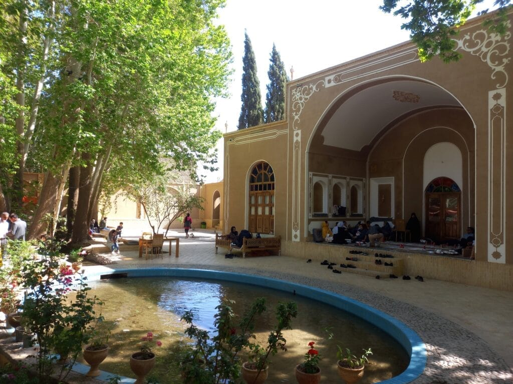 خرید آجر نسوز در مهریز | انتخابی هوشمندانه برای نمای بادوام در اقلیم کویری