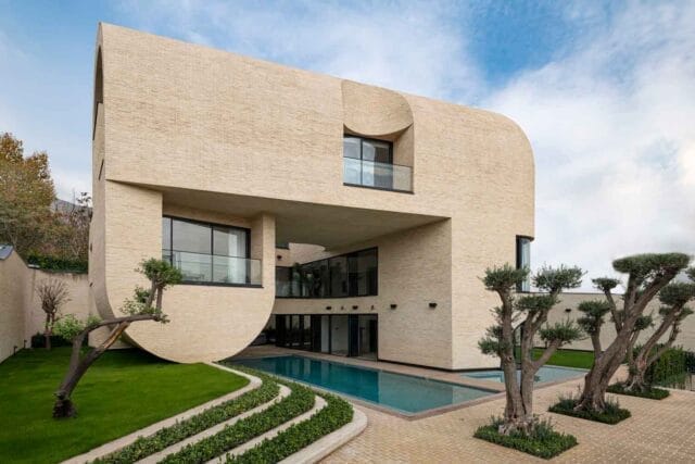 ترند آجرهای رنگی روشن نما: الهام از معماری مدیترانهای برای ۲۰۲۵ - ویلا حیاط مرکز تغابنی 1 ترند آجرهای رنگی روشن نما: الهام از معماری مدیترانهای برای ۲۰۲۵