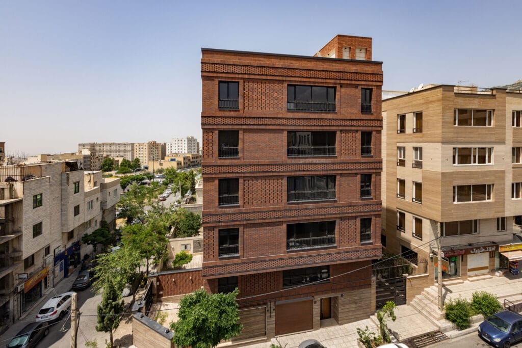 نمای ساختمان با آجر نسوز | ماندگاری، زیبایی و اصالت در یک نما - 095A3952 رنگبندی نمای ساختمان با آجر نسوز