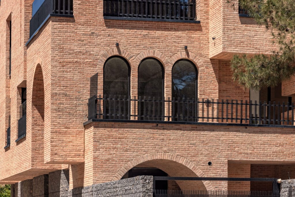 نمای ساختمان آجری | طراحی، مزایا، معایب و ایدههای مدرن - 095A4522 تکنیکهای طراحی در نمای ساختمان آجری