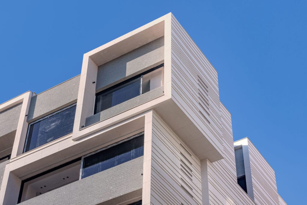 نمای ساختمان آجری | طراحی، مزایا، معایب و ایدههای مدرن - 095A4570 نگهداری و ترمیم نمای ساختمان آجری