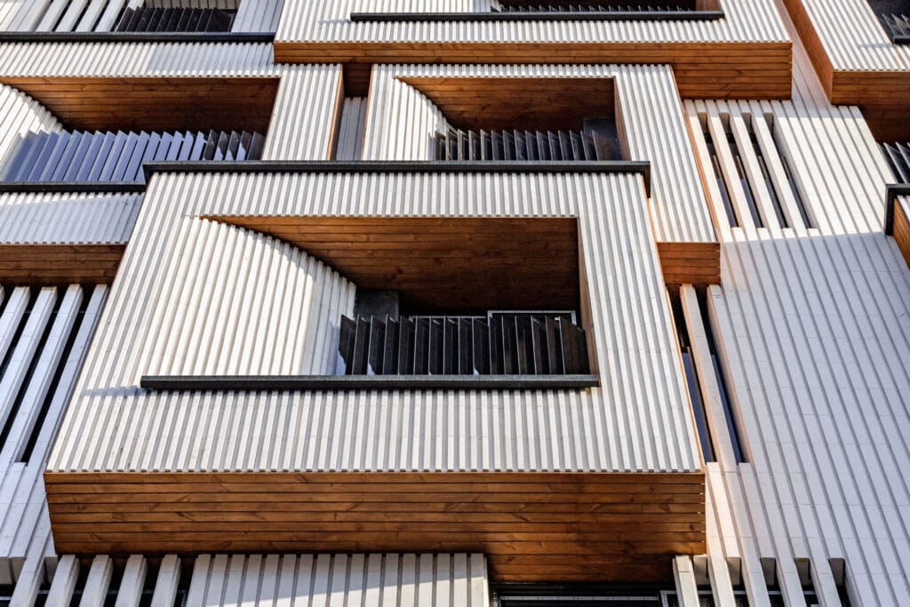 نمای ساختمان آجری | طراحی، مزایا، معایب و ایدههای مدرن - 095A4646 روشهای اجرای نمای ساختمان آجری