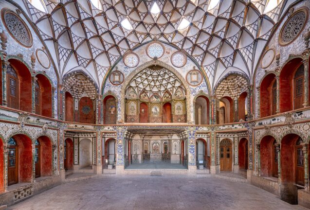 نمای ساختمان سنتی؛ راز اصالت و ماندگاری معماری ایرانی چیست - 1592px Borujerdi House Kashan Iran نمای ساختمان سنتی؛ راز اصالت و ماندگاری معماری ایرانی چیست