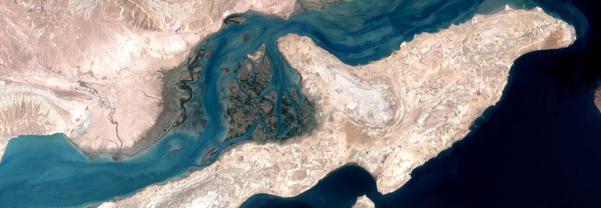 خرید آجر نما در قشم | راهنمای انتخاب بهترین آجر برای اقلیم و معماری جزیره