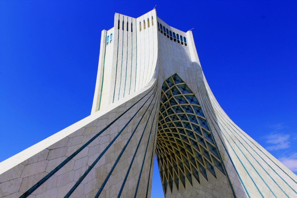 اصول طراحی معماری ایرانی؛ میراثی ماندگار از گذشته تا امروز - 3240px Azadi Tw تفاوت معماری ایرانی با سایر سبکهای معماری