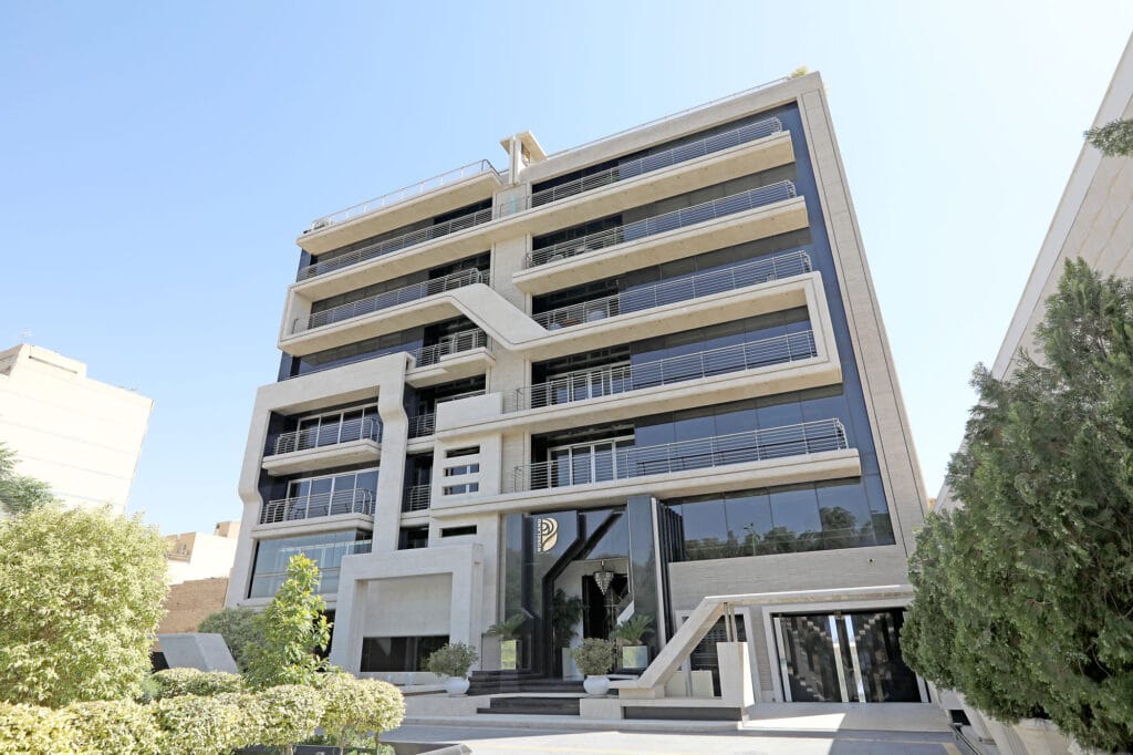 نمای ساختمان با آجر نما: انتخابی زیبا و ماندگار برای معماری مدرن و سنتی - 3A1A8203 نمای ساختمان با آجر نما در پروژههای مسکونی