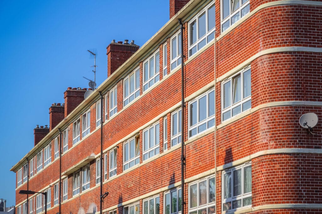 نورپردازی در نمای ساختمان آپارتمانی