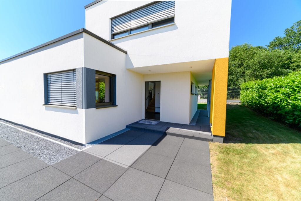 همه چیز درباره نمای سیمانی؛ راهنمای کامل انتخاب، طراحی و اجرا - AdobeStock 276644157 نمای ساختمان سیمانی در معماری پایدار