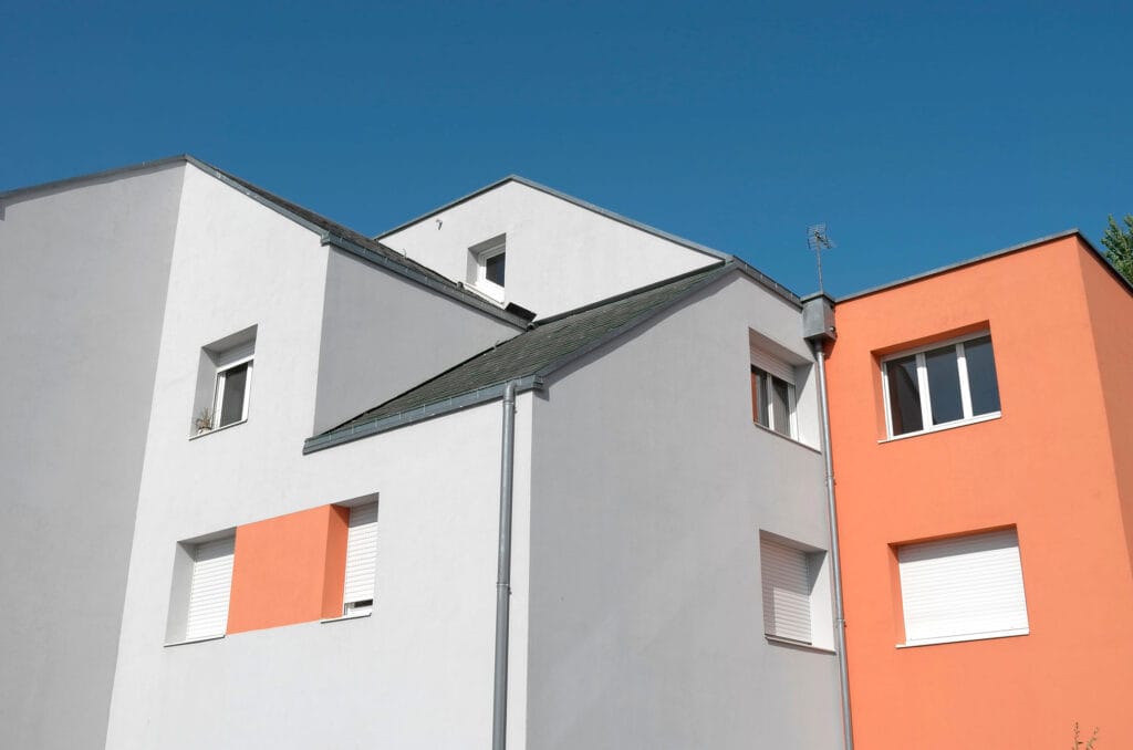 نمای ساختمان رنگی؛ تحول در زیبایی و معماری مدرن - AdobeStock 291914814 نمای ساختمان رنگی و تأثیر آن بر ارزش ملک