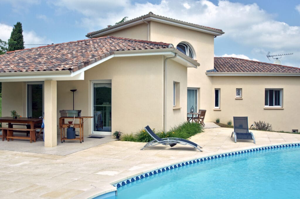 نمای ساختمان مسکونی بزرگ با سبک مدرن