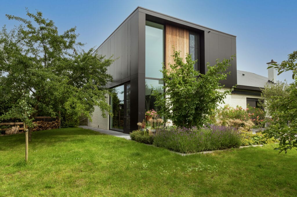 استفاده از شیشه‌های بزرگ و پنجره‌های قدی