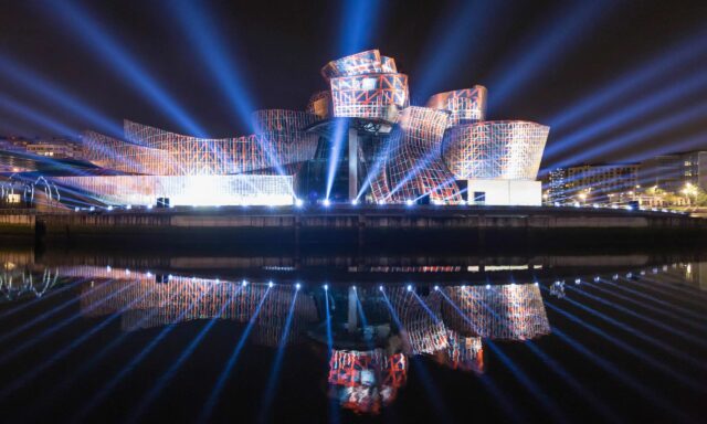 گوگنهایم بیلبائو: شاهکار تلفیق فناوری و هنر ، سمفونی فرم و ماده - Arch2O guggenheim bilbao celebrates 20th anniversary with an astounding light show scaled 1 گوگنهایم بیلبائو