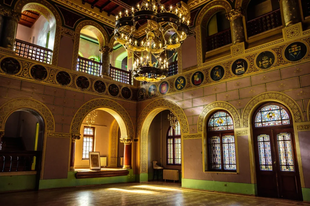 قلعه مرموز سریال ونزدی چه چیزی را پنهان می کند؟ تسخير ذهن با معماری و فضا - R5WXBP معماری، لوکیشن و موفقیت بصری سریال ونزدی