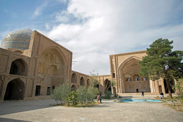 خرید آجر نما در ساوه | انتخابی هوشمند برای معماری اصیل و مدرن - Saveh Mosque 8 خرید آجر نما در ساوه | انتخابی هوشمند برای معماری اصیل و مدرن