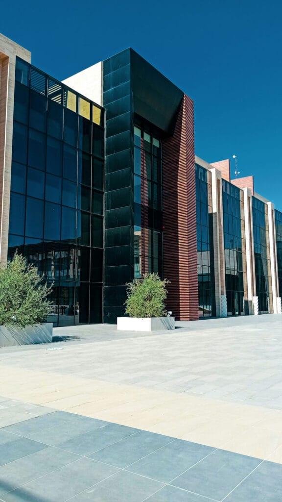 مزایای استفاده از نمای شیشه ای ساختمان در طراحی مدرن - abdulaziz algheraib vC pWUJdRNs unsplash نقش نمای شیشهای در طراحی پایدار و سازگار با محیط زیست